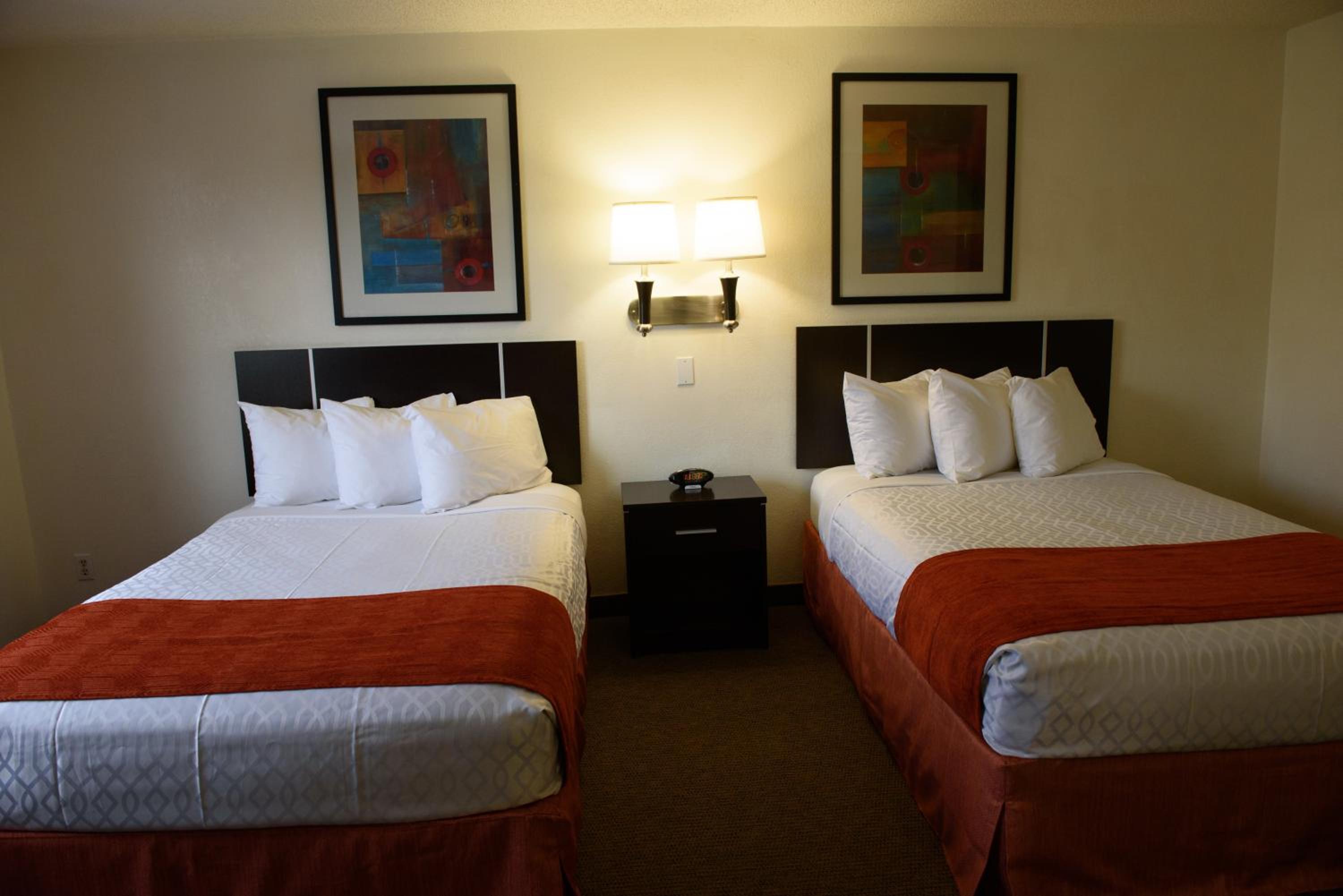 غرفة قياسية بسريرين مزدوجين