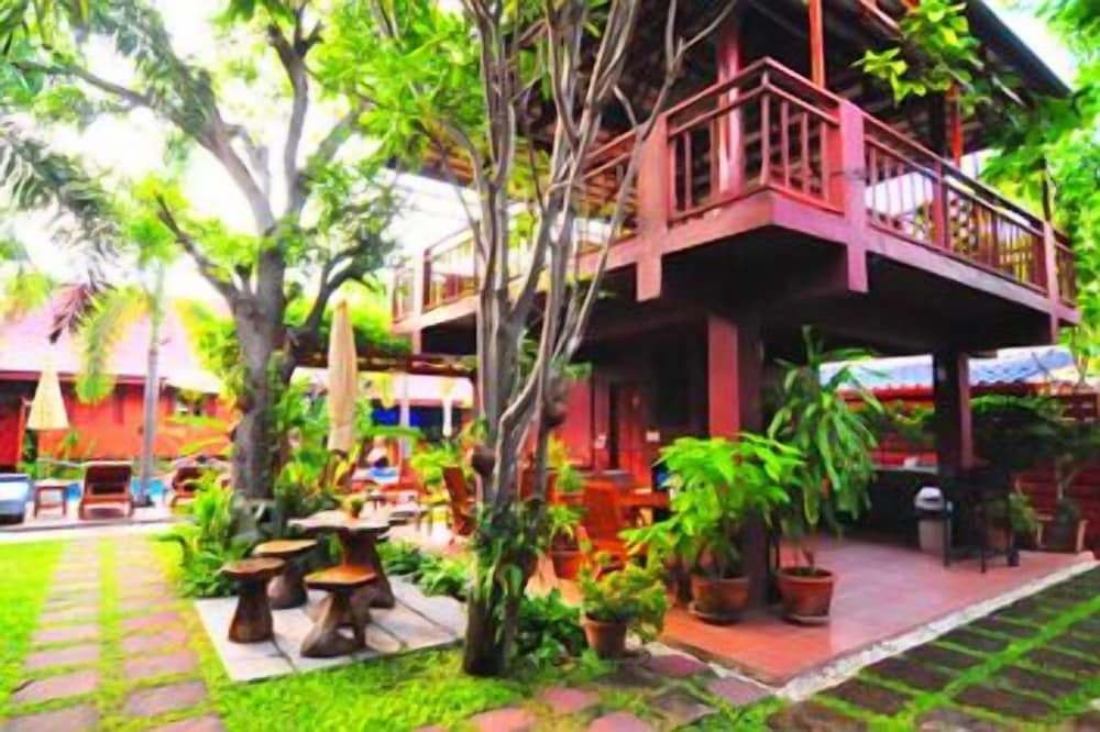Ruen Kanok Thai House 31/33