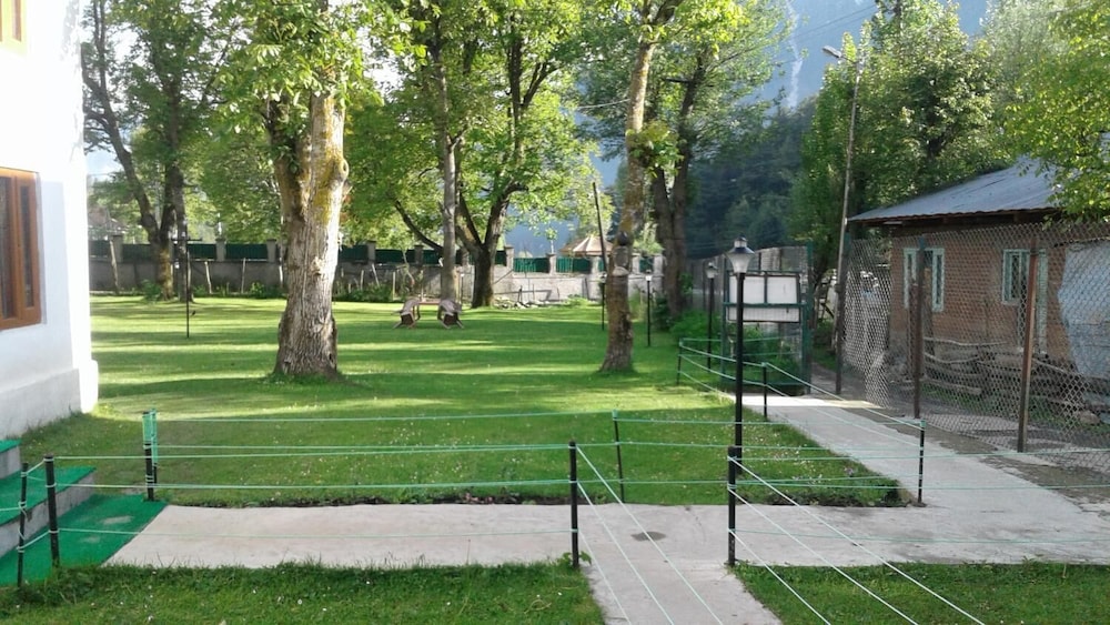 Zebrina Guest House 48/50