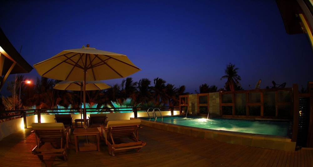 La Playa Boutique Resort 8/24