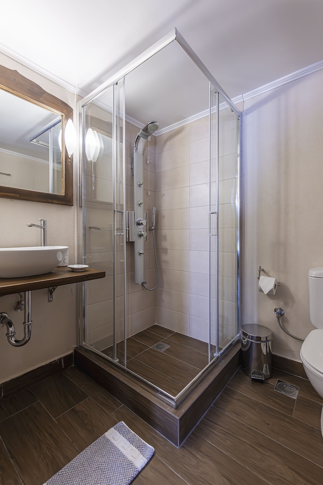 Ef Zin Studios and Suites 40/43