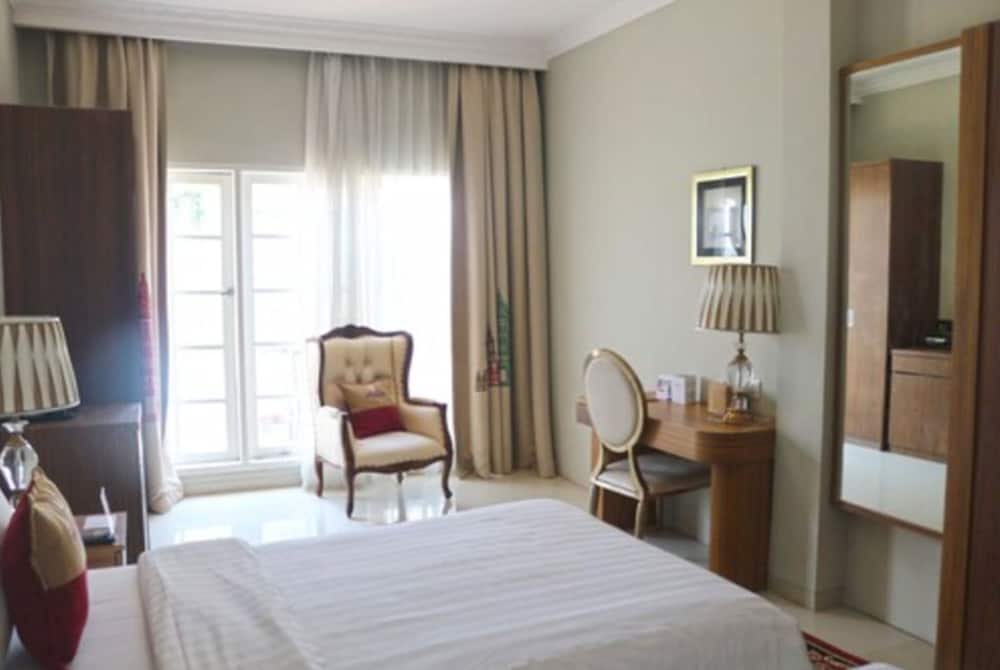 Ramada Suites By Wyndham Solo 28/45