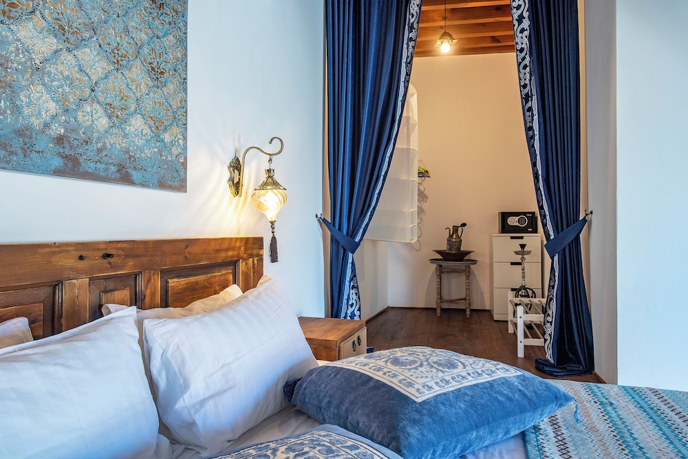Saint Artemios Boutique 14/47