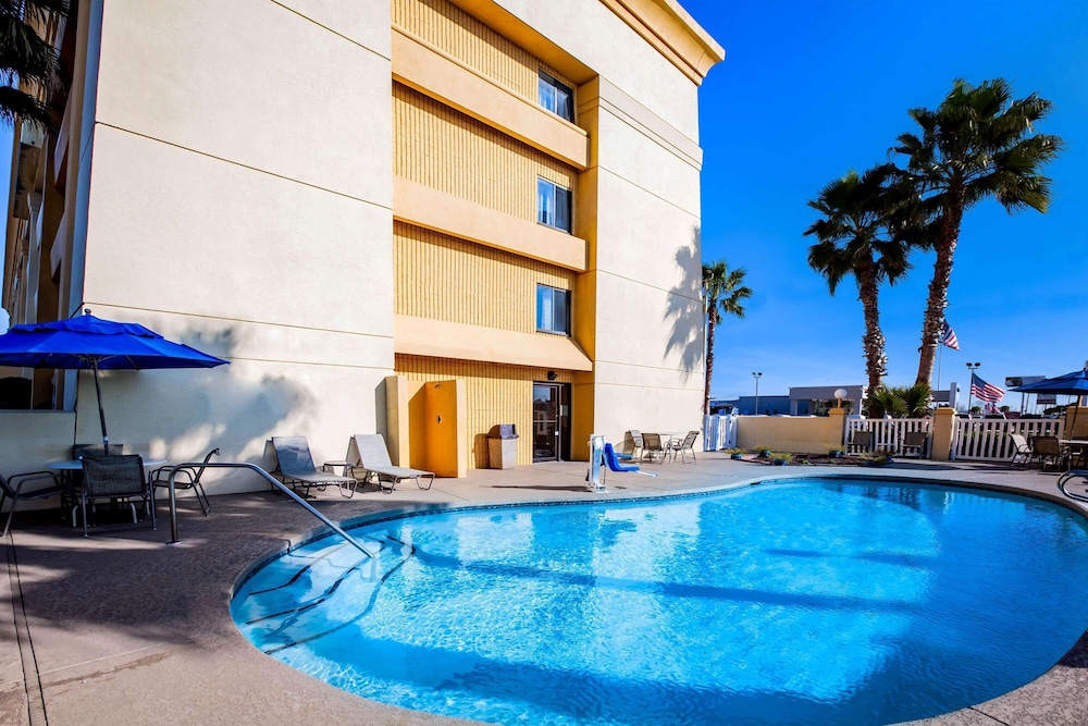 La Quinta Inn & Suites by Wyndham Houston Baytown East photo4