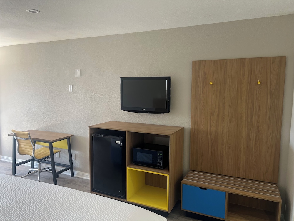 Days Inn By Wyndham Hemet 12/18