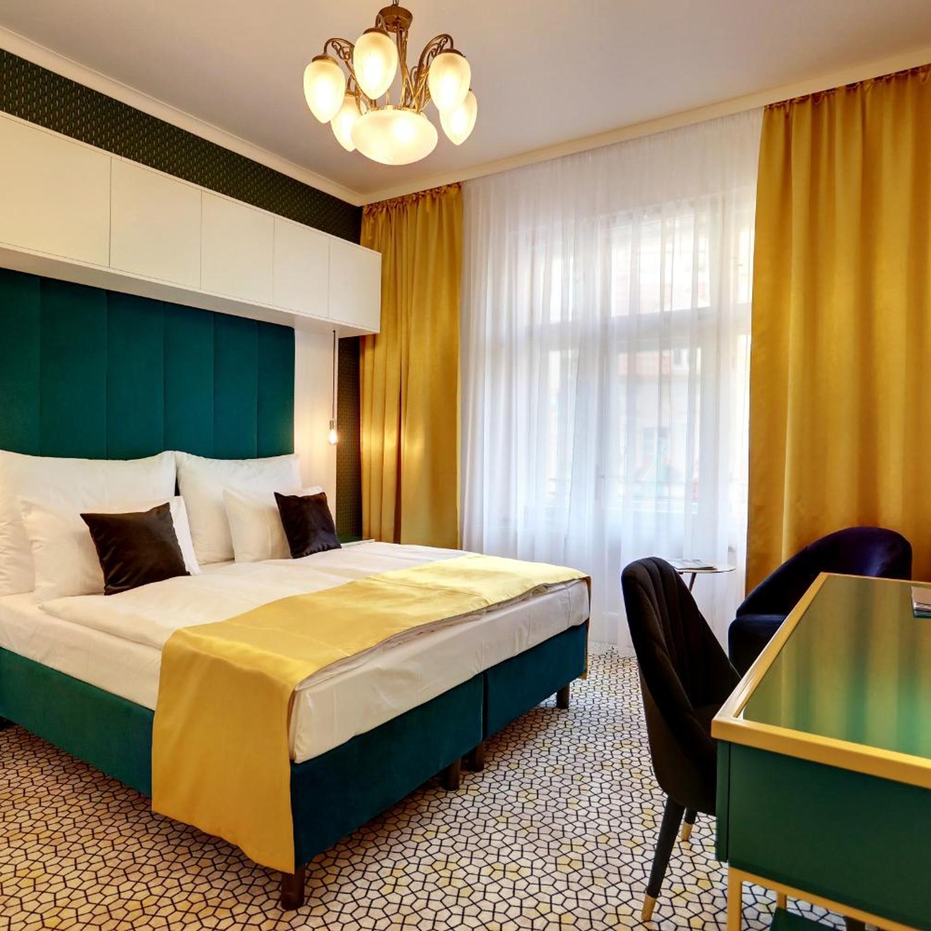 ROOM, DOUBLE BED