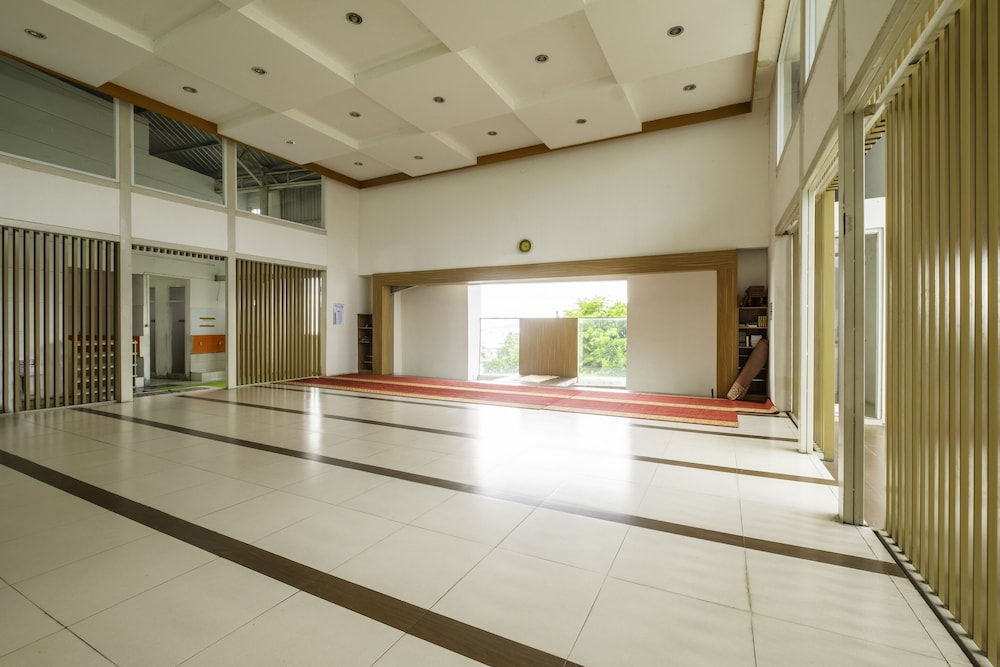 Capital O 1973 Hotel Toserba Selamat Syariah Pelabuhan Ratu 4/22