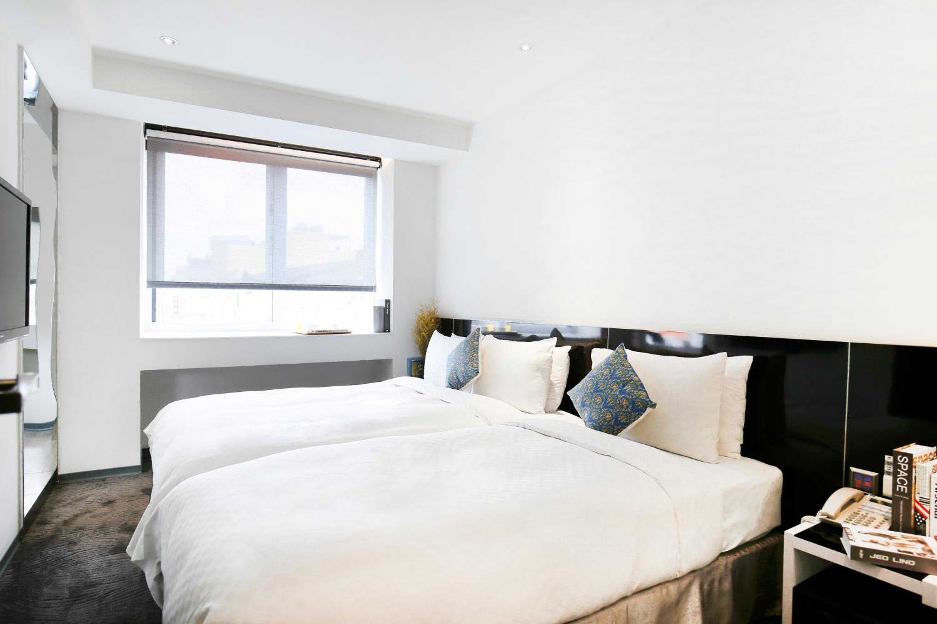 Deluxe, Triple, 1 Double and 1 Single Bed