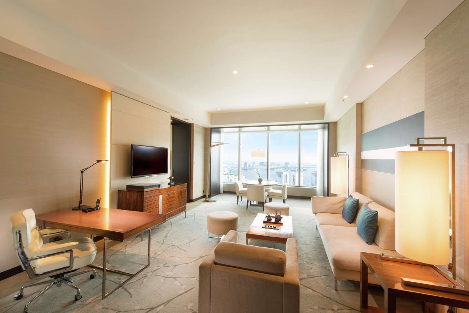 Suite, King Bed, Bay View, Corner