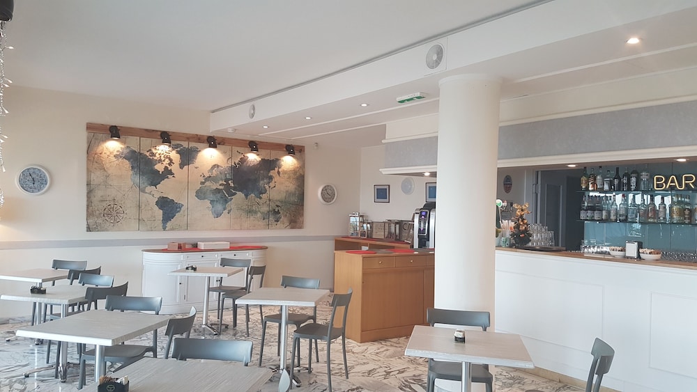 Hotel Le Dauphin 53/62