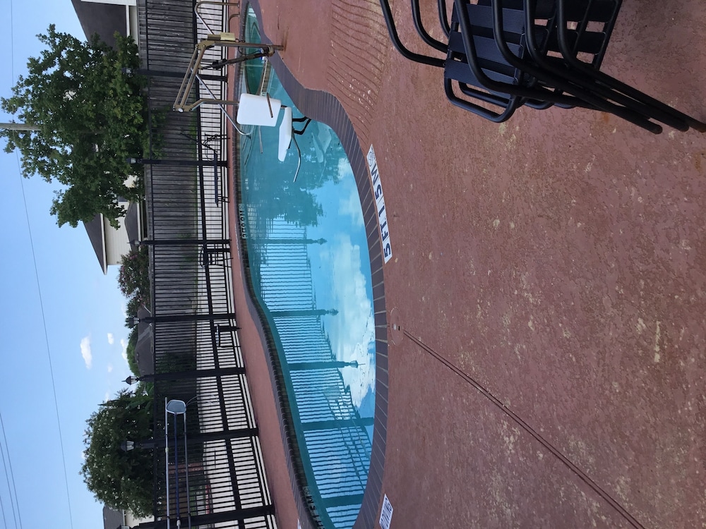 Regency Inn & Suites Baytown 57/62