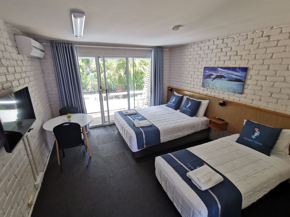SUPERIOR, TWIN BEDS, POOL VIEW