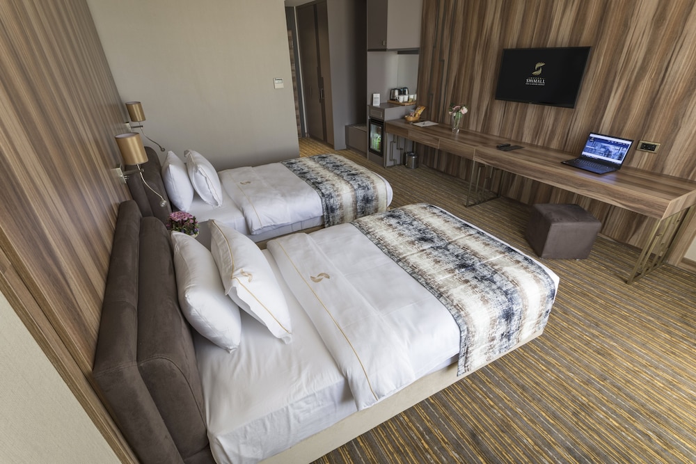Shimall Deluxe Hotel 8/50