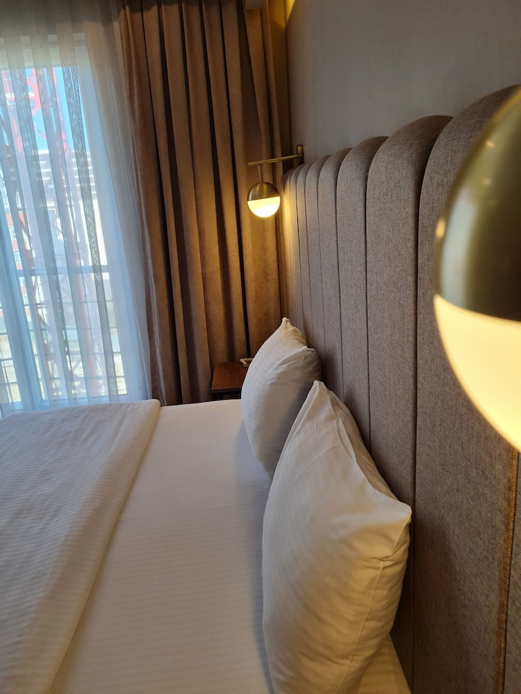 Air Boss Hotel 23/48