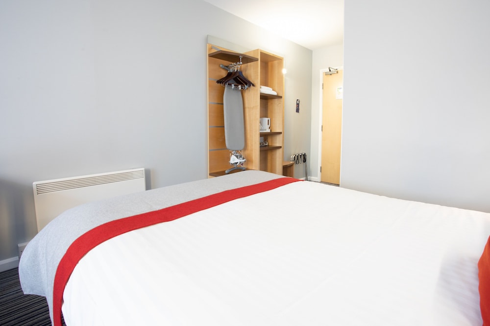 Holiday Inn Express Dunfermline 10/57