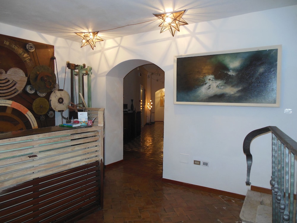 LA LOCANDA DELLE DONNE MONACHE 7/59