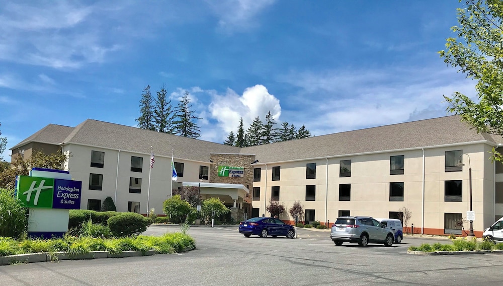 Holiday Inn Express & Suites Great Barrington Lenox Area 34/40