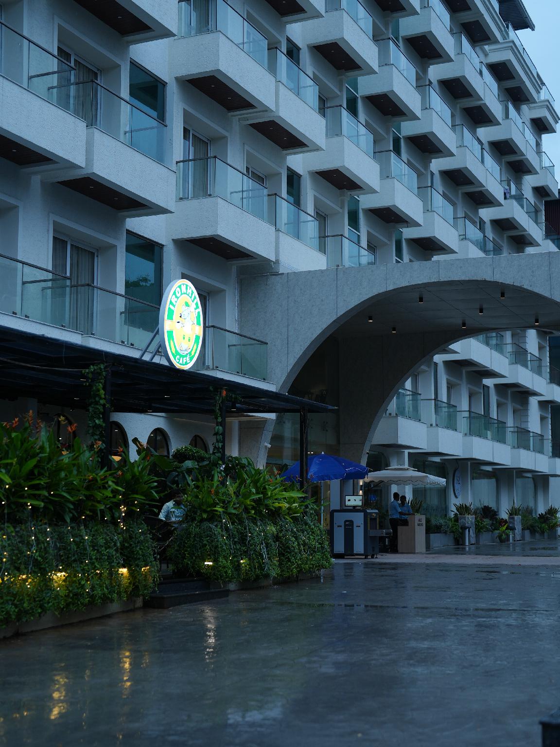 Clarion Hotel Hyderabad 4/36