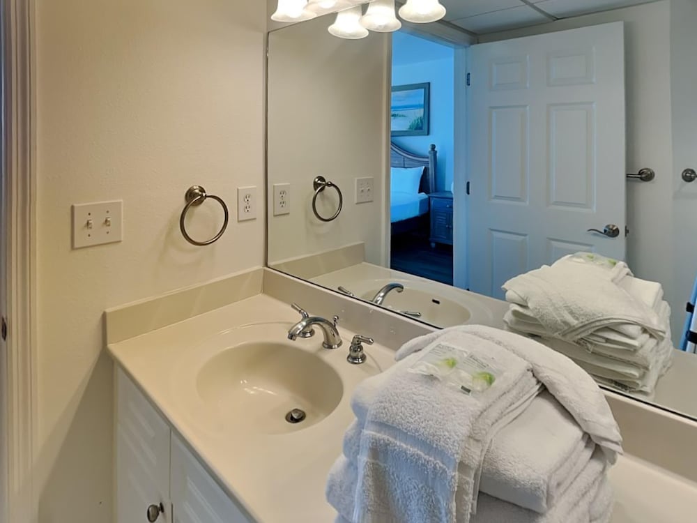 236 Emerald Beach Resort 42/80