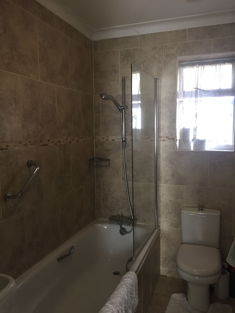 Edgware Bed and Breakfast 30/34