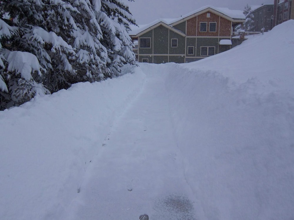 Chateau Apres Lodge 10/25