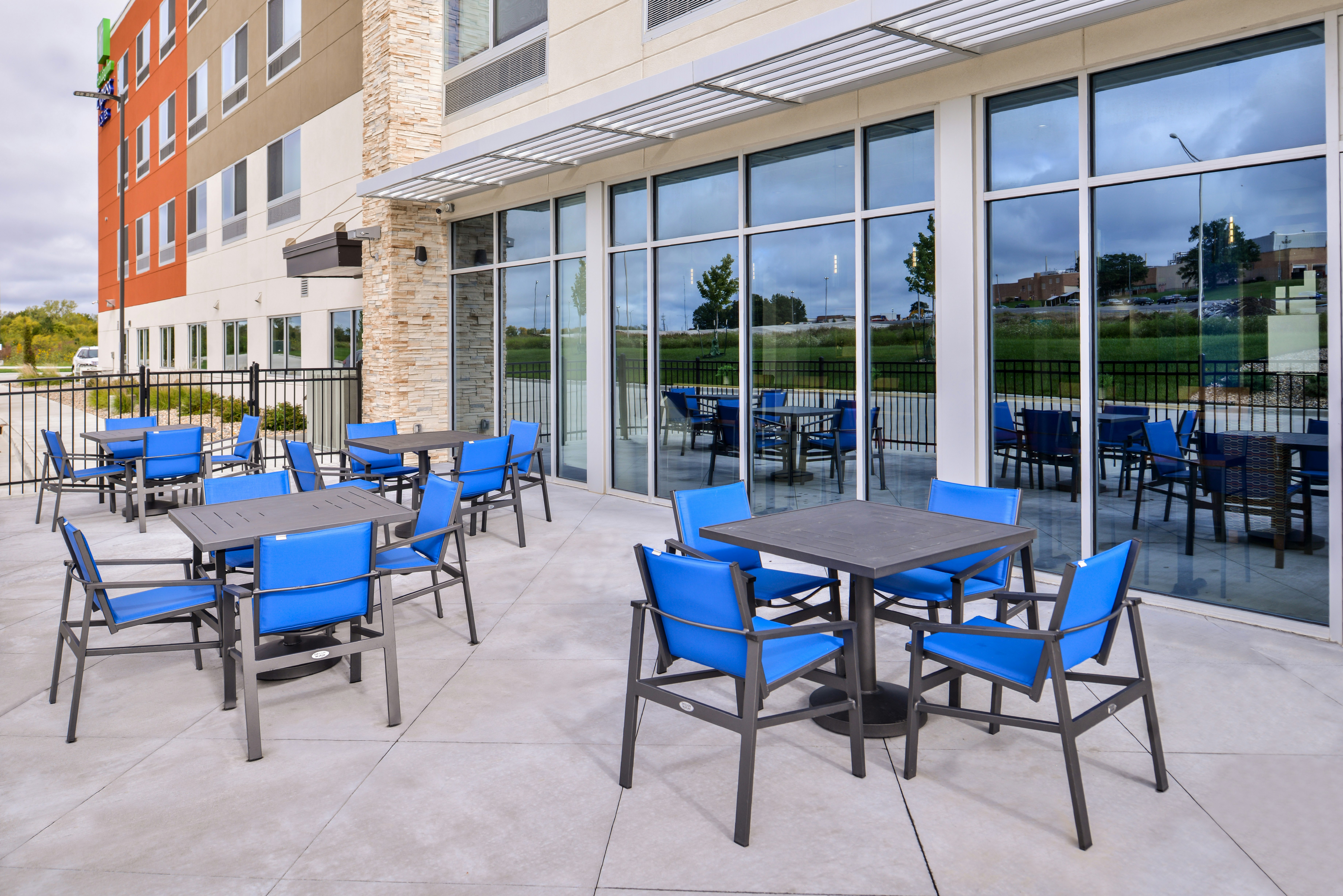 HOLIDAY INN EXPRESS & SUITES KANSAS CITY - LEE'S SUMMIT 23/30
