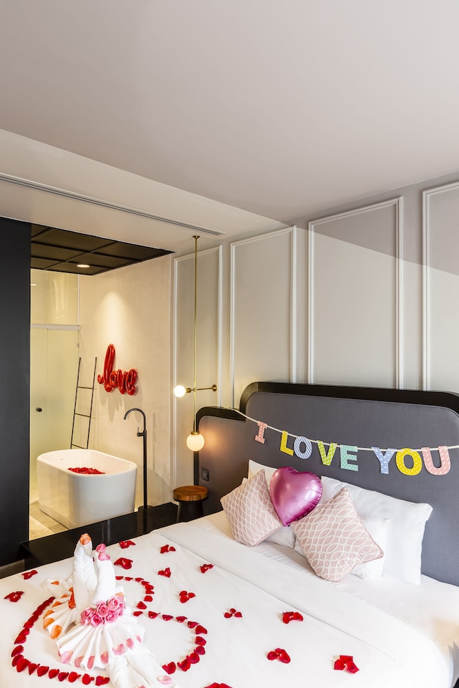 DELUXE, DOUBLE BED