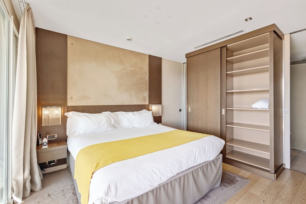 Executive, Suite, King Bed, Golf Course View, Sofa