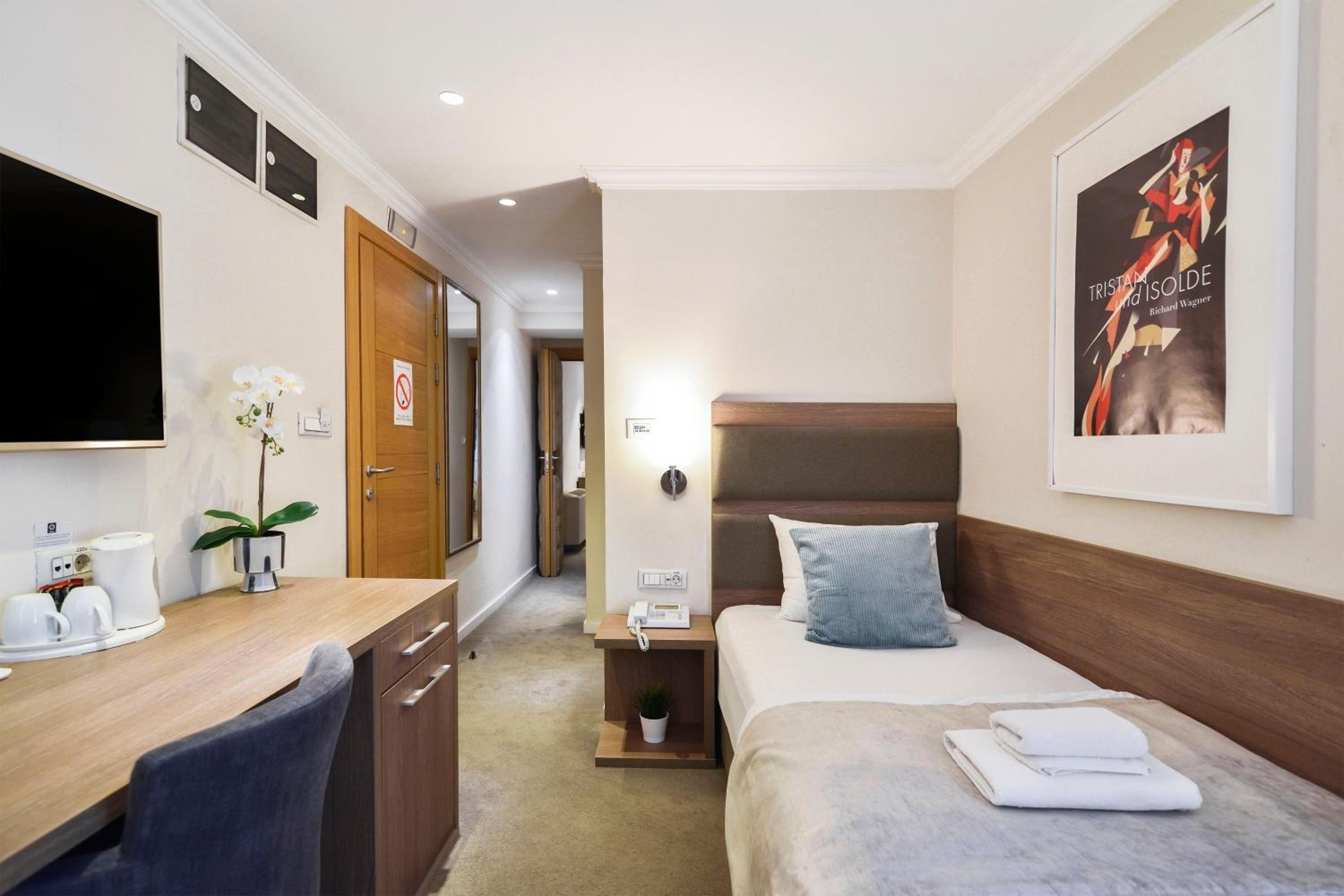 ROOM, TWIN BEDS