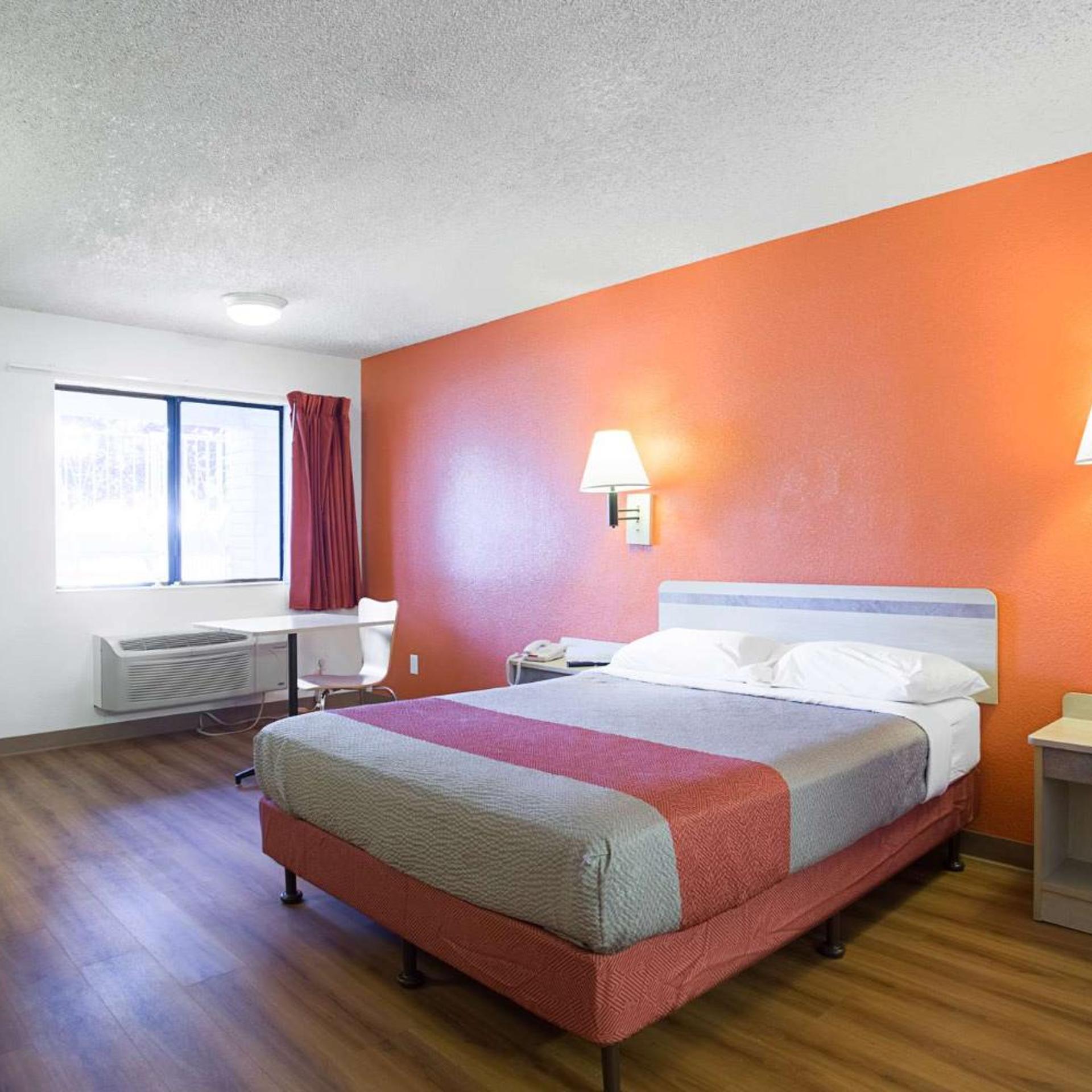 ROOM, QUEEN BED