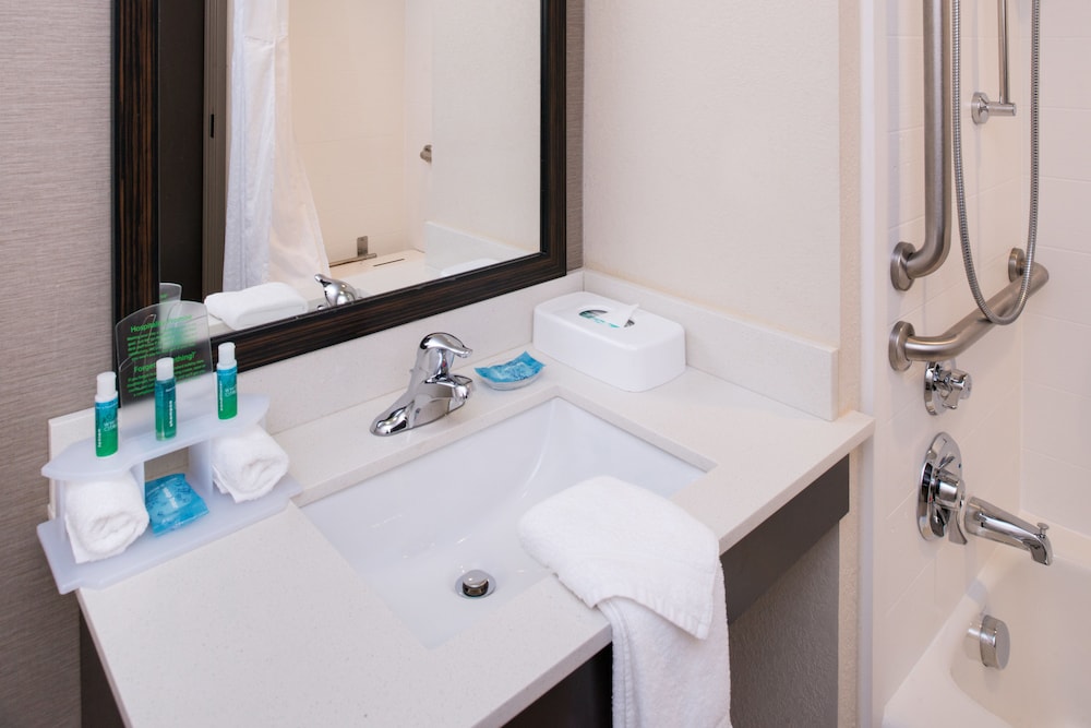 Holiday Inn Express Suites Monroe 24/58