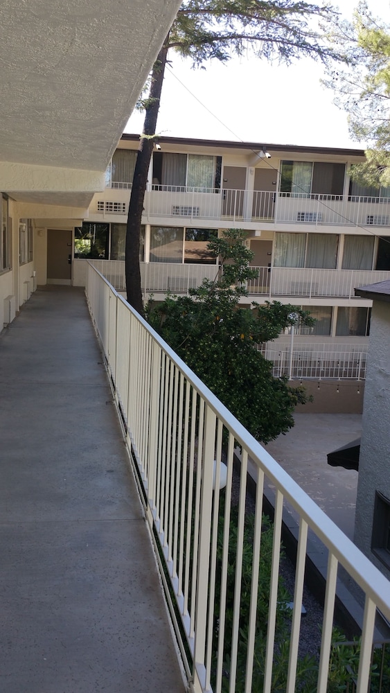 Mariposa Hotel 6/58