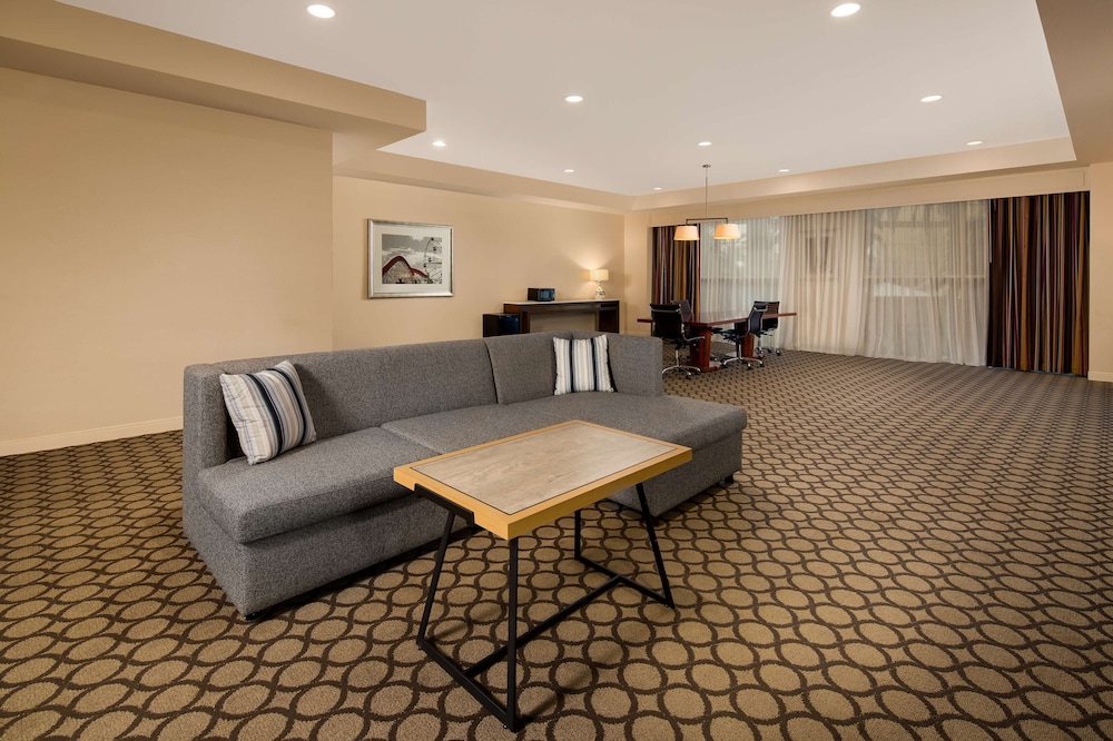 Hyatt Regency Orange County 60/83