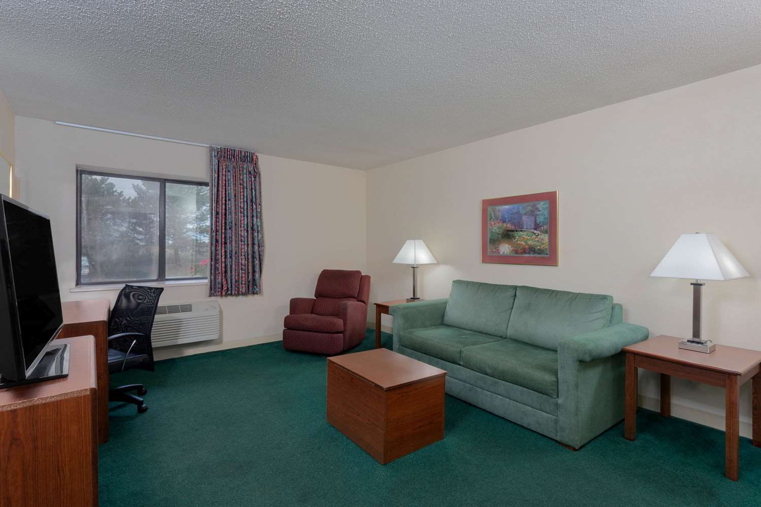 Norwood Inn & Suites by BlissPoint 16/38