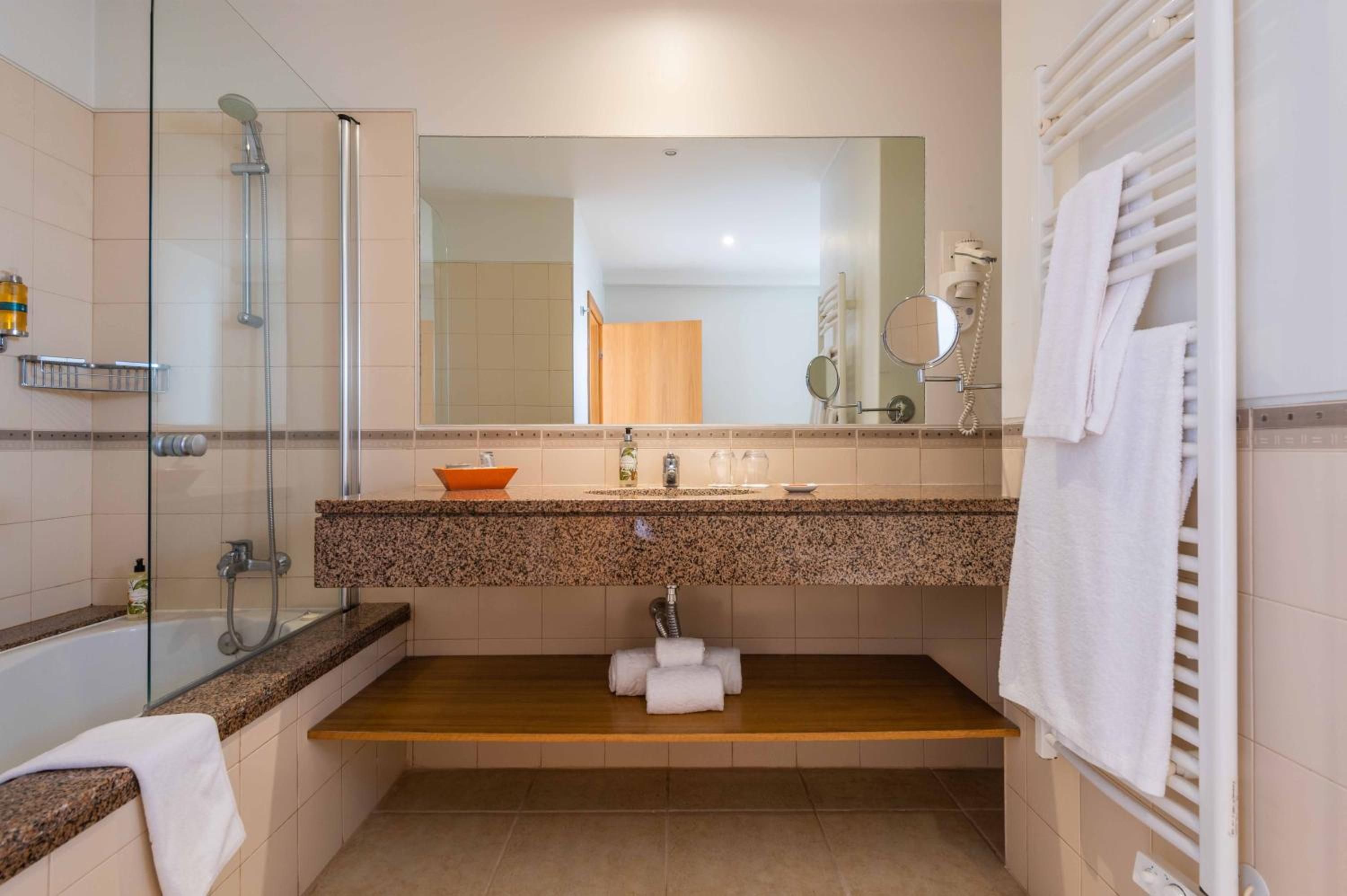 شقة بسريرين منفصلين وسرير كوين بإطلالة على المسبح بغرفتي نوم مع أريكة، Vale D'oliveiras Quinta Resort And Spa 3/3