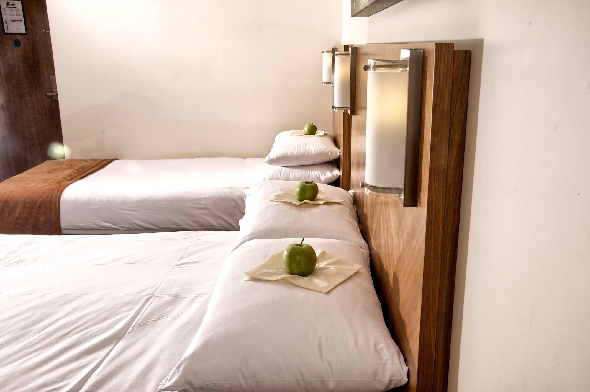 ROOM, DOUBLE BED