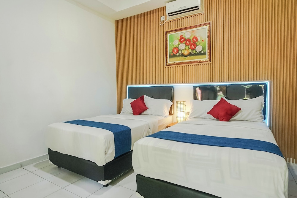 DELUXE, DOUBLE OR TWIN BED