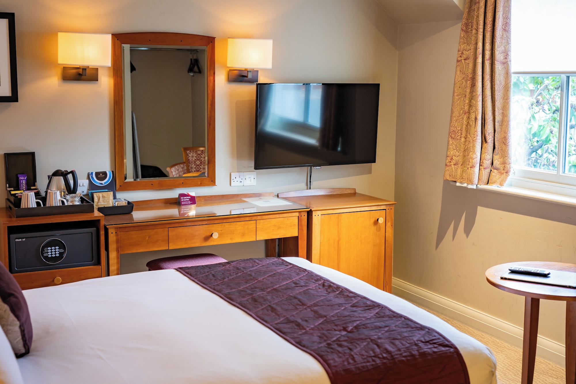 ROOM, DOUBLE BED