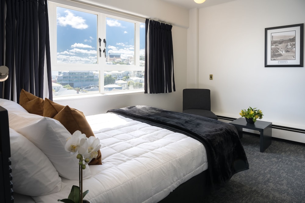 STANDARD, QUEEN BED