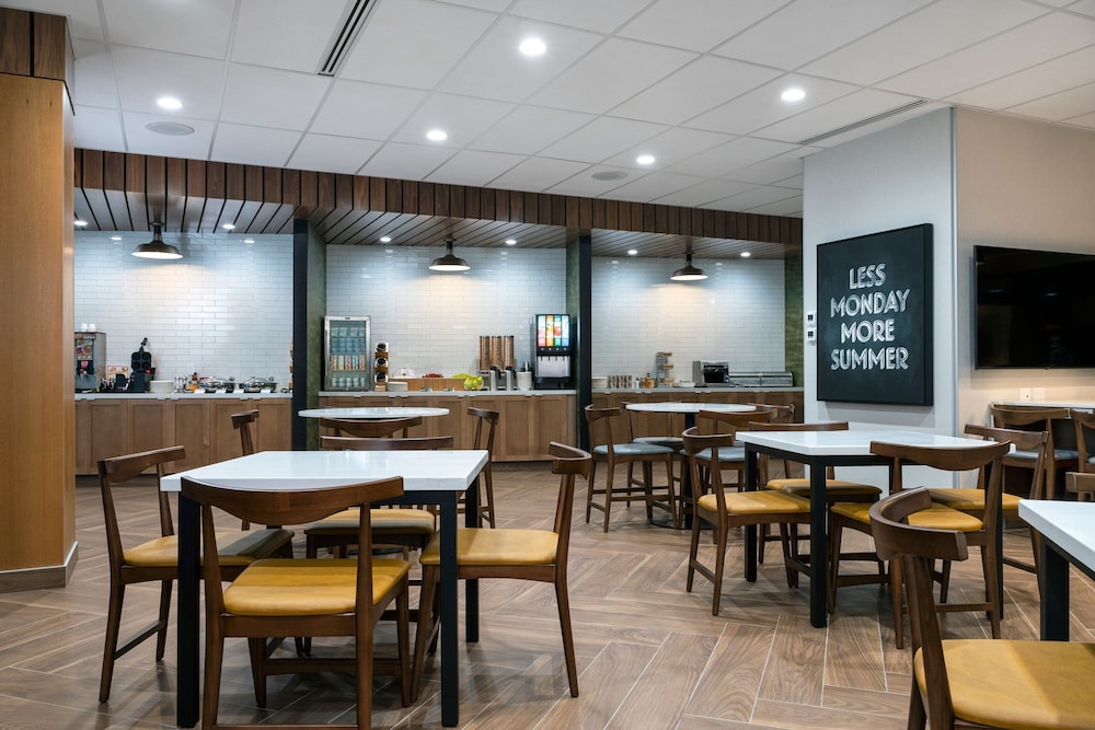 Fairfield Inn & Suites by Marriott North Bay 32/50