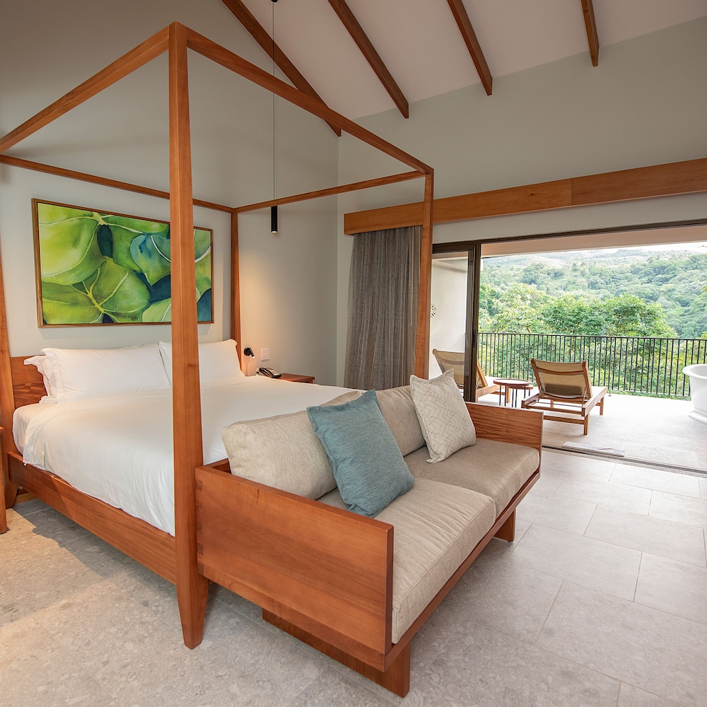 Suite, King Bed, Volcano View