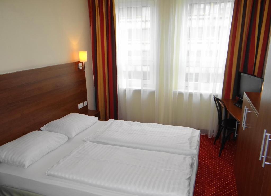 Room, Double Bed, Courtyard View