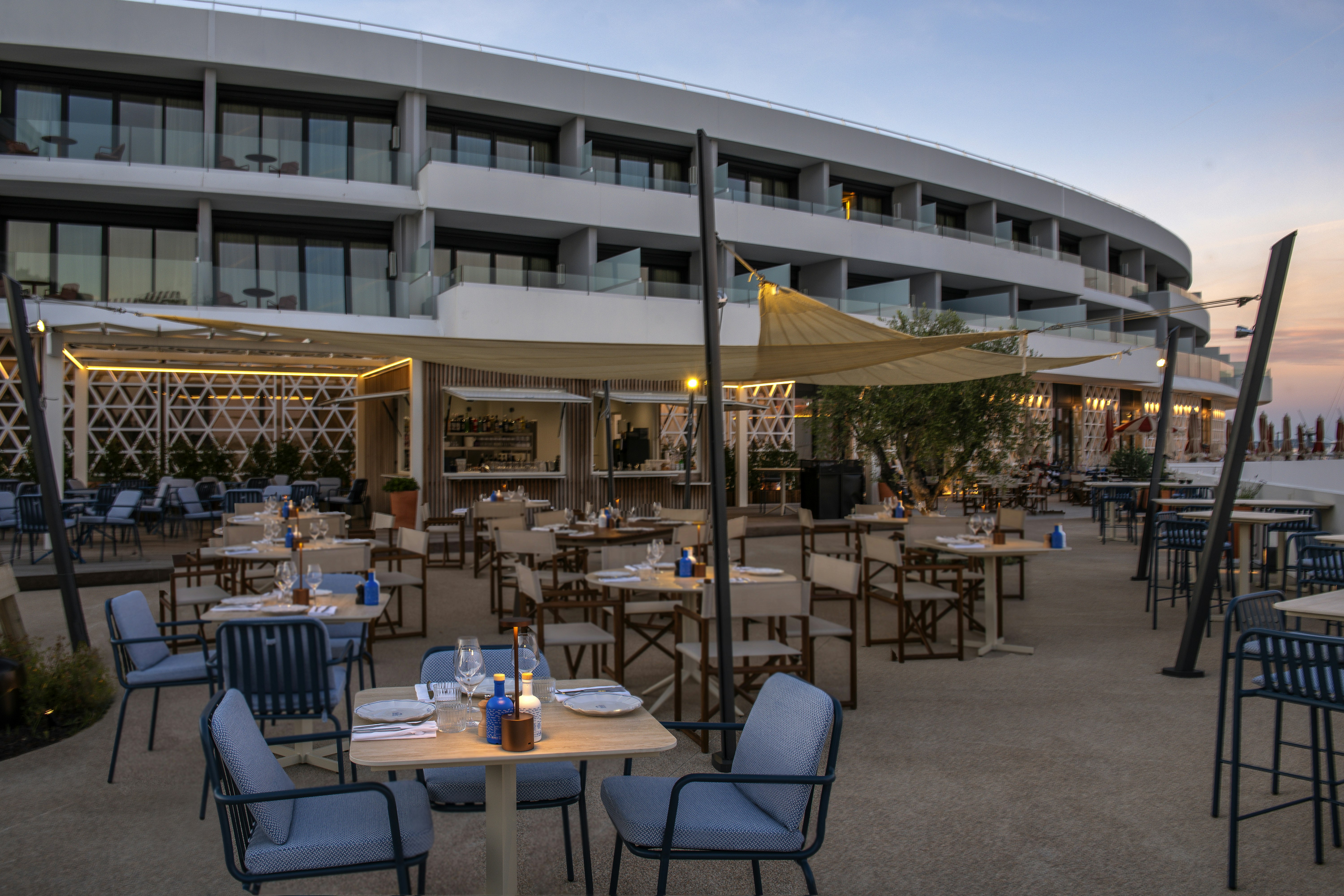 Marina Bay Riviera Hotel, Curio Collection by Hilton 35/54