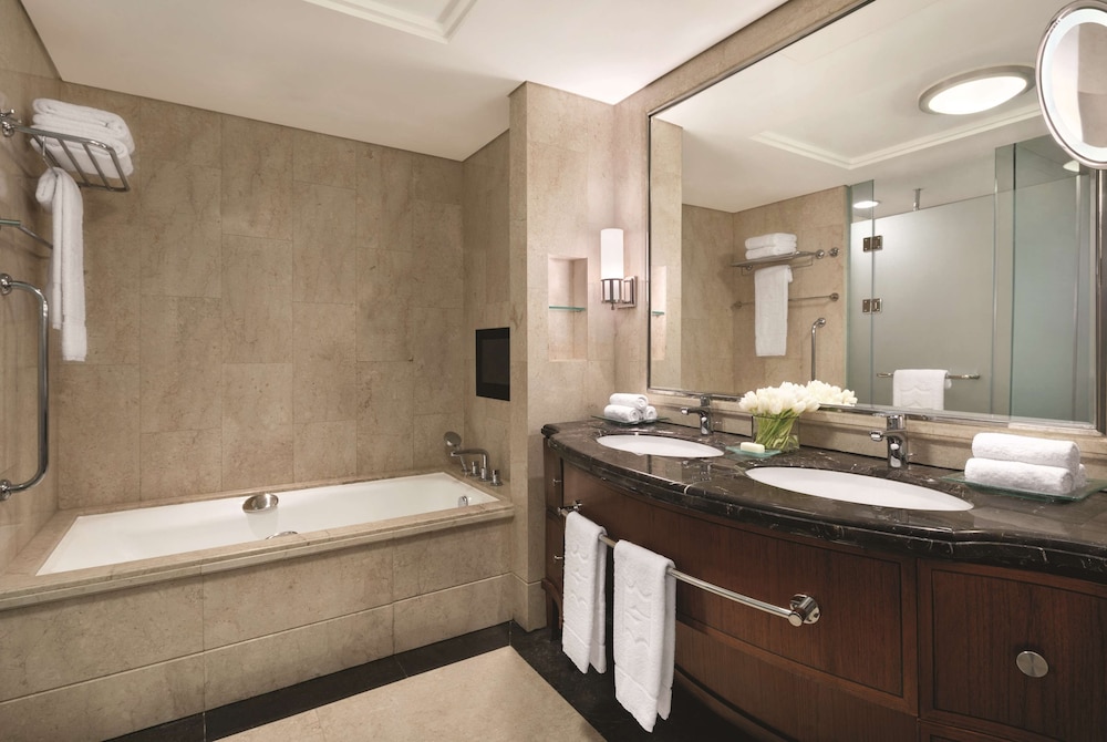 Shangri-La Hotel Jakarta 50/50