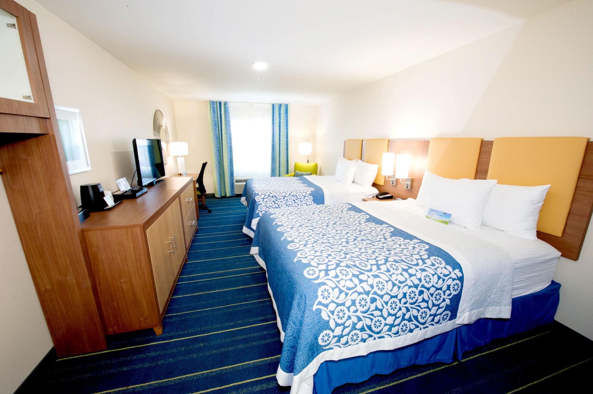 STANDARD, 2 QUEEN BEDS