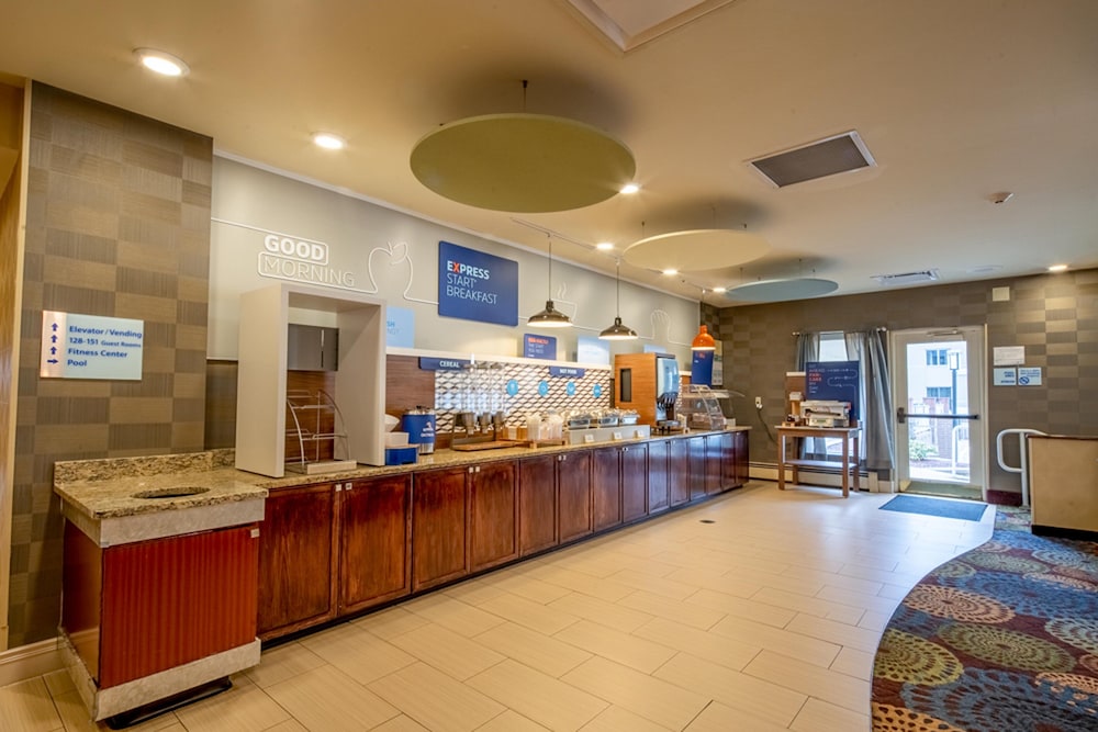 Holiday Inn Express Hotel And Suites Pittsburgh Airport 10/64