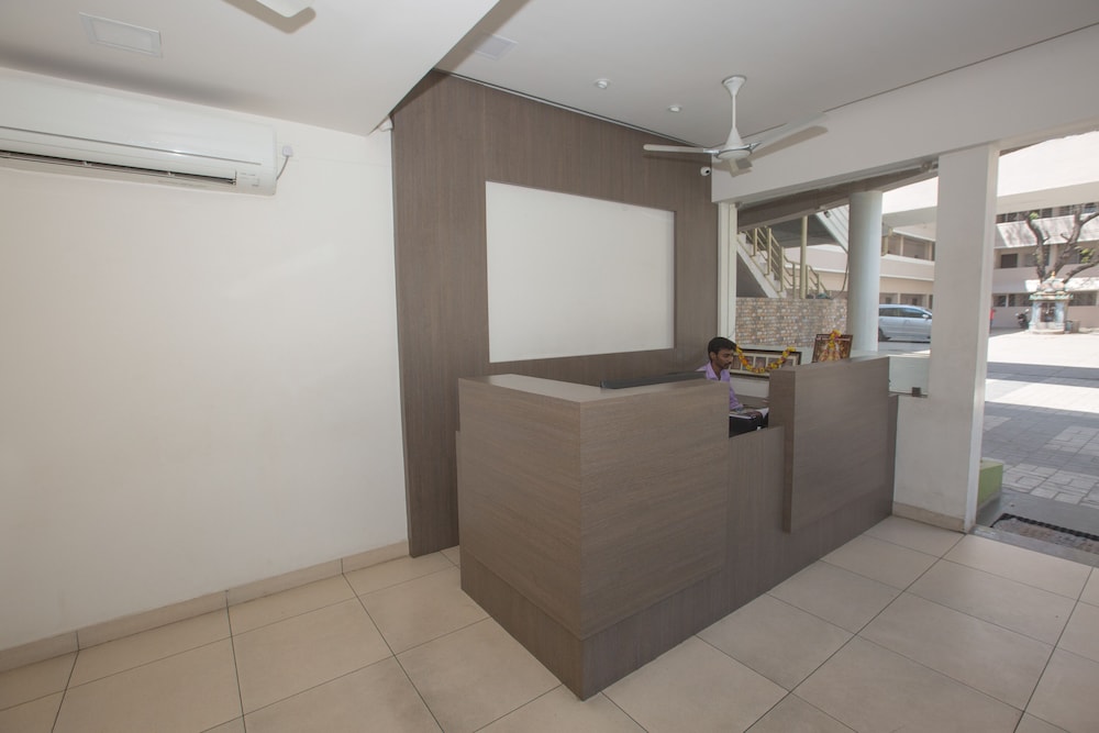 HOTEL SOWNTHARIYAM 2/30