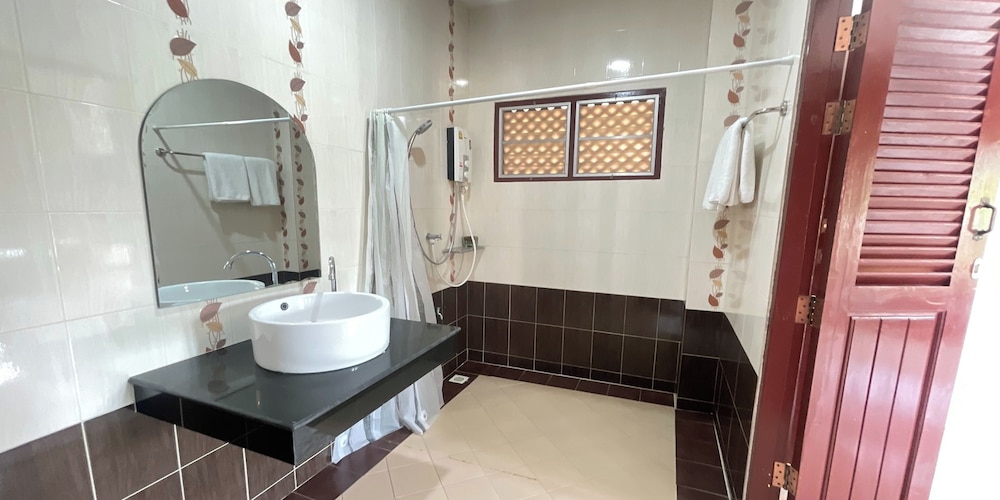 Yellow Tique Hotel 53/58