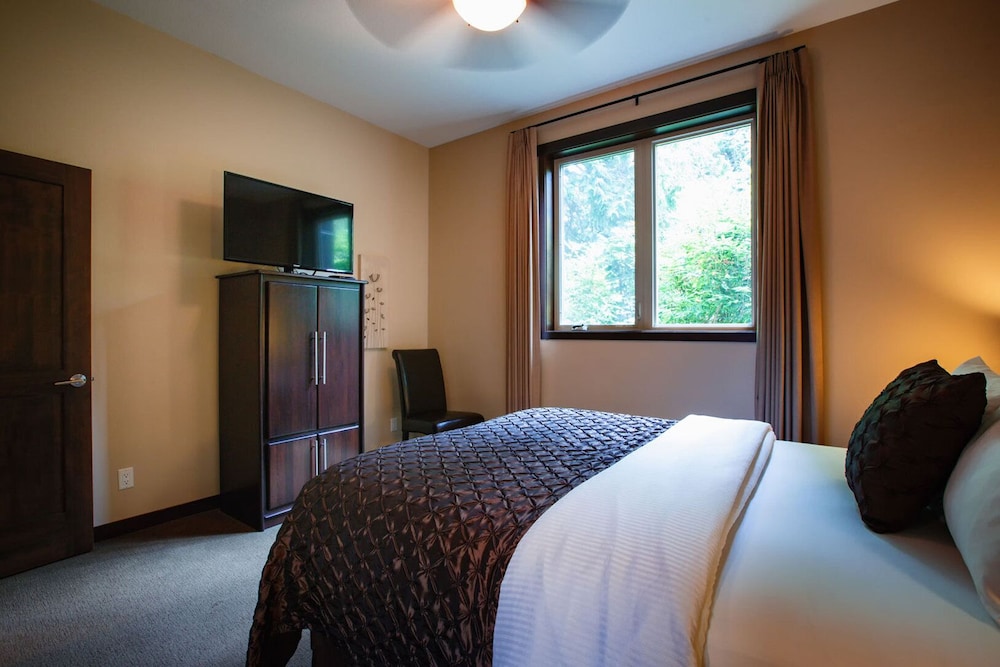 Sunrise Ridge Waterfront Resort 35/82