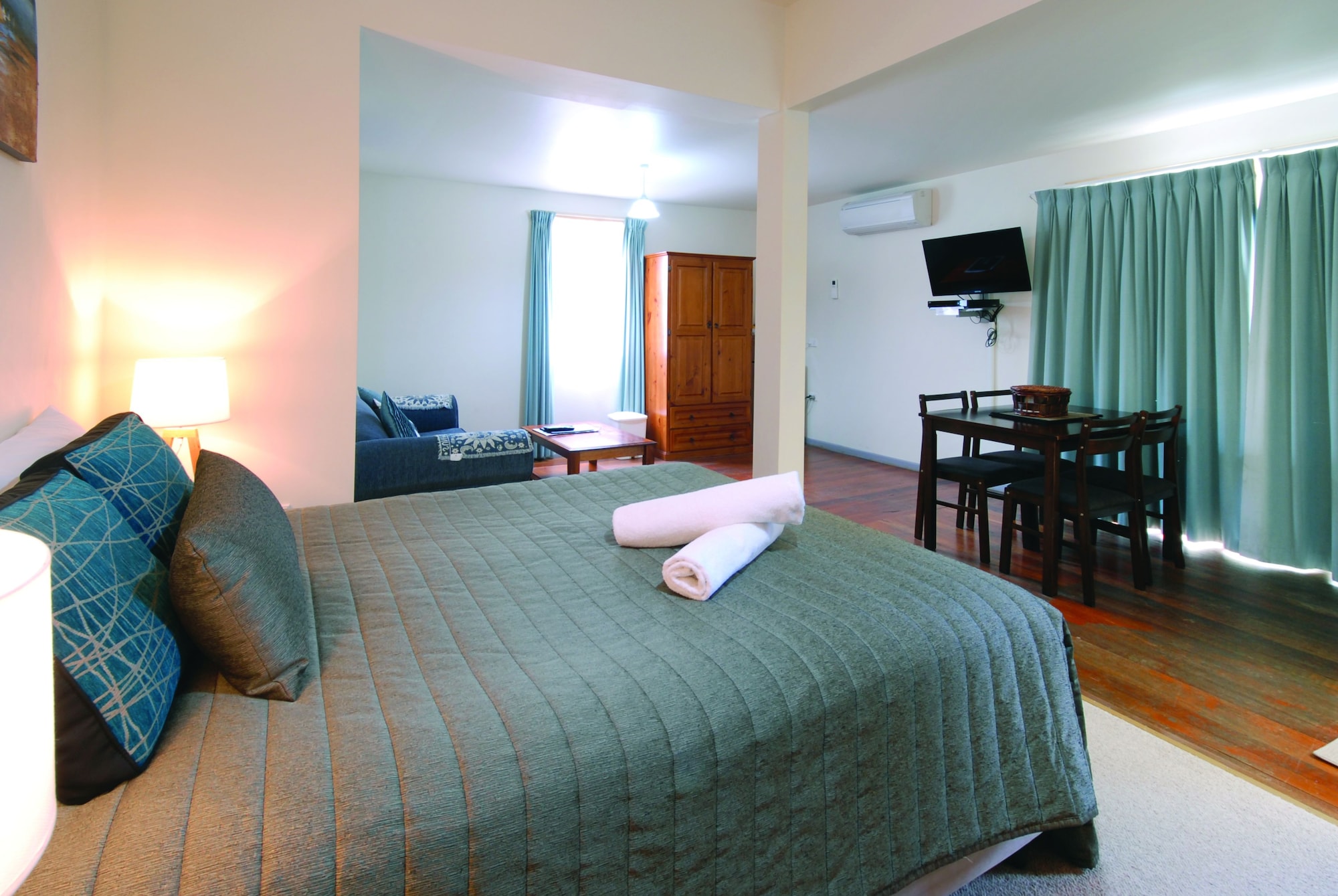 Family, Twin Beds, Trundle Bed, Queen Bed, Sofa, Riverview Boutique Motel 2/3